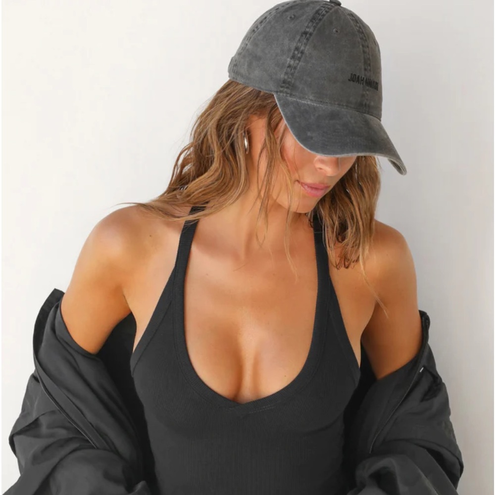 CLASSIC SIX-PANEL CAP, ADJUSTABLE STRAP, CURVED BRIM & STITCHED EYELETS